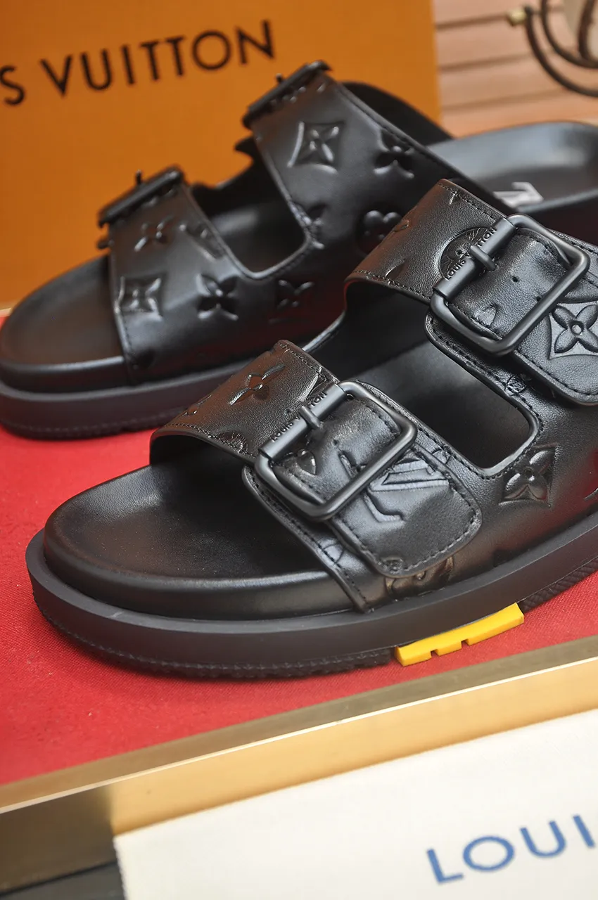 Men's shoes 💰400💶 [Louis Vuitton LV slippers] (high-end cowhide) counter 1:1 fashion style, a must-have for summer! The designer used LV’s iconic outsole. The original simple slippers instantly become fashionable! The upper is made of flexible special cowhide leather straps alternately, and the workmanship is exquisite! A must-have for stylish men in summer, size 38-45 (45 customized)